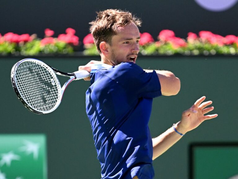 Medvedev advances in Miami as Murray downed