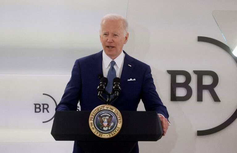 Biden says he is not calling for regime change in Russia