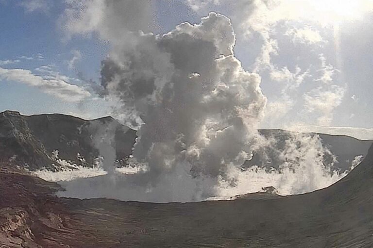 Thousands flee after Philippine volcano erupts
