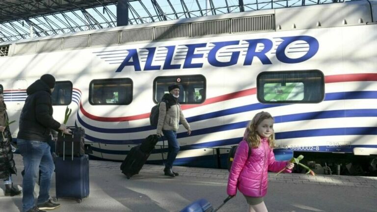 Last train to Helsinki for departing Russians