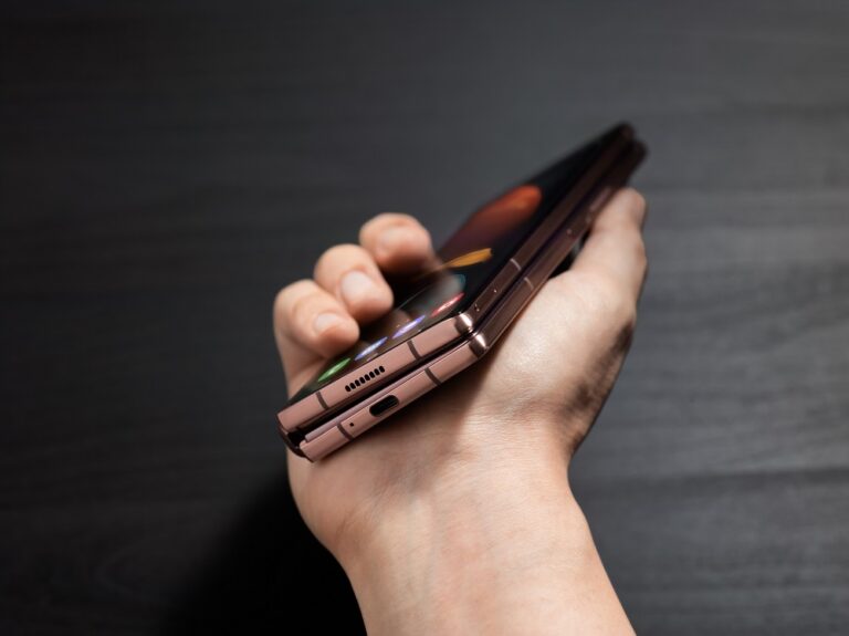 Foldable future: Smartphones return to classic design