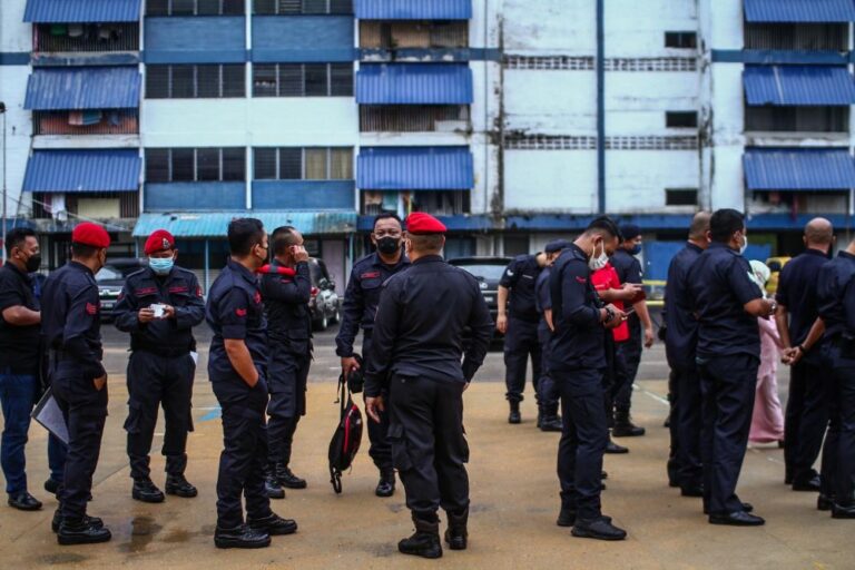 Rain no deterrent for early voters in Johor