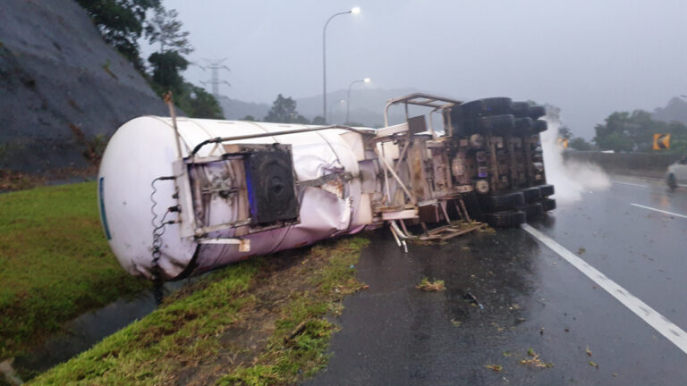 Chemical spill: Lorry-MPV crash causes six-kilometre congestion on Karak Highway