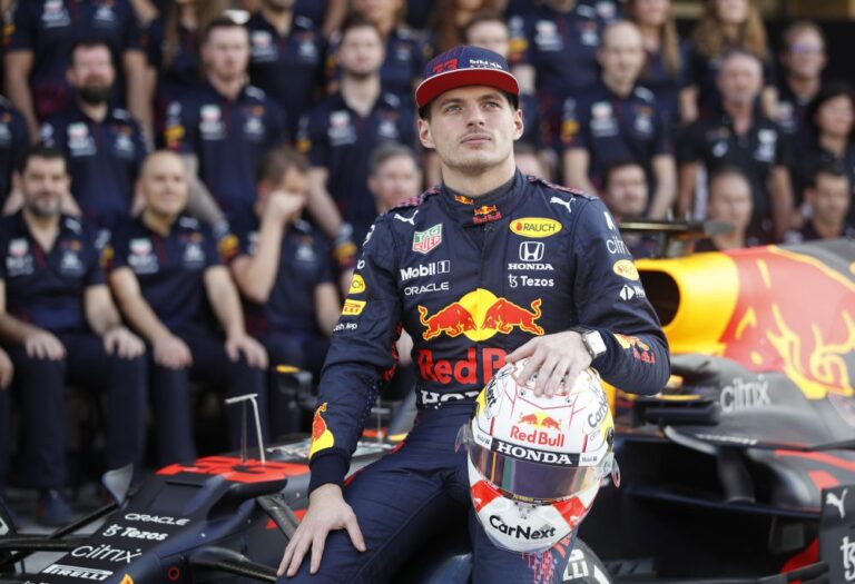 Max Verstappen signs long-term contract extension with Red Bull