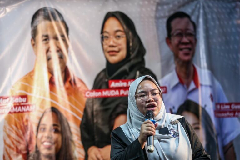 Johoreans finally turn out in droves as party bigwigs hit the stump hard before polling day (VIDEO)