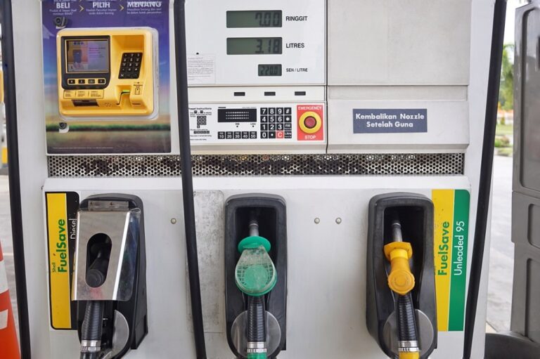 Finance Ministry: RON97 petrol price drops 17 sen per litre