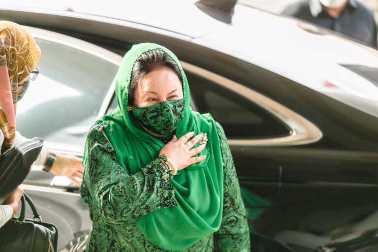 Report: Rosmah’s US$23m pink diamond necklace in the spotlight at Roger Ng 1MDB trial in New York
