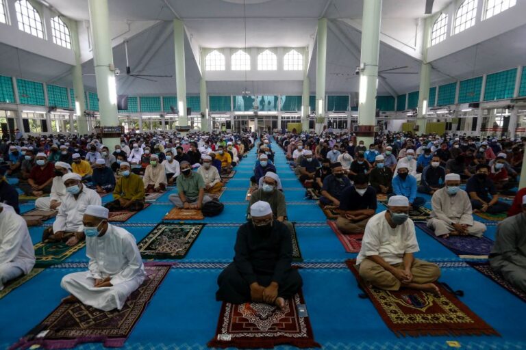 Perak Sultan: Congregational prayers without physical distancing in state starting April 1