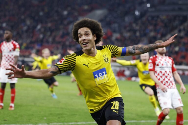 Dortmund keep title race open with late Witsel winner at Mainz