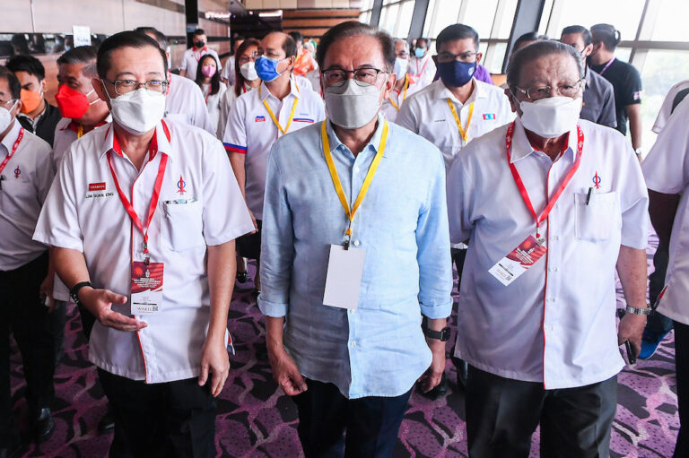 Report: Anwar shrugs off links to ‘Big Tent’ talks but won’t stop allies