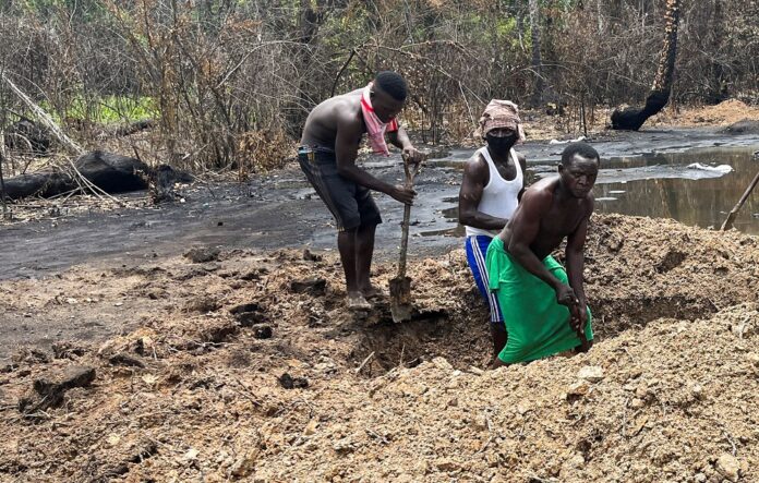 Nigeria oil blast victims buried in mass graves