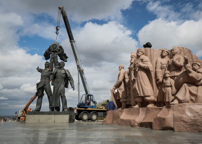 Kyiv pulls down Soviet-era monument symbolising Russian-Ukrainian friendship