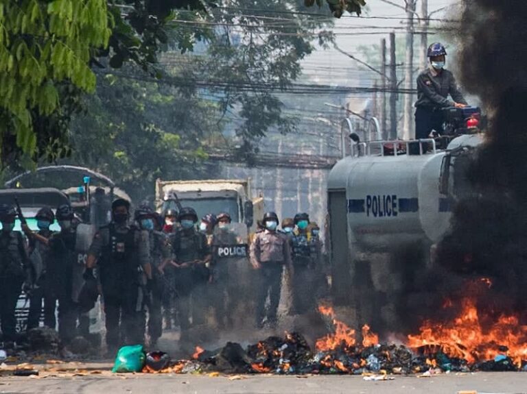 Myanmar army launches air strikes against rebels near Thai border