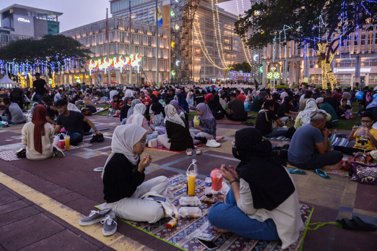 Can restaurants sell food to Muslims during Ramadan and/or allow those exempted from fasting to dine in? Here’s what lawyers say