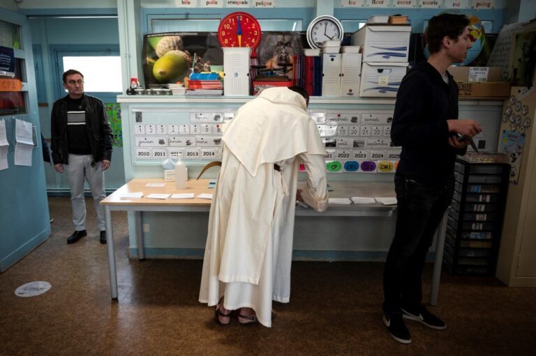 French presidency vote turnout at midday lowest since 2002