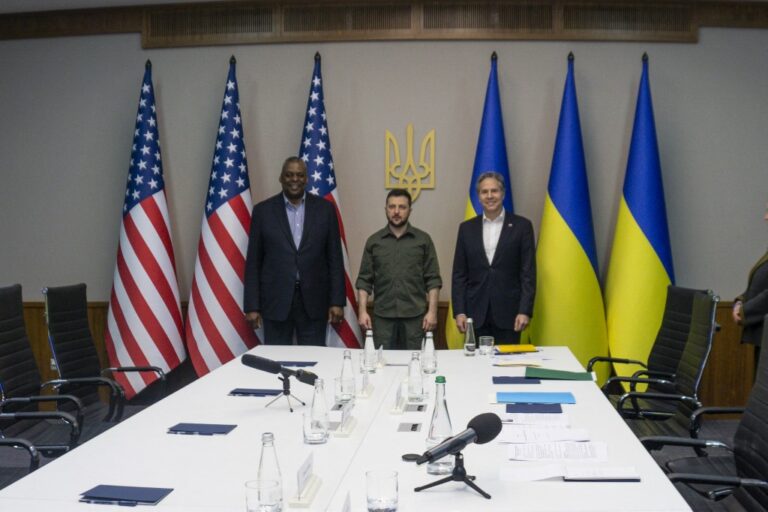US ships artillery to Ukraine to destroy Russian firepower