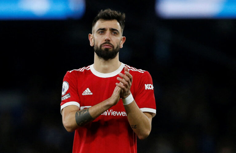 Fernandes signs new Man United deal until 2026
