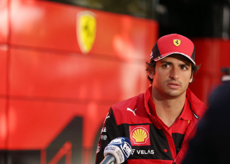 Sainz to race for Ferrari until 2024