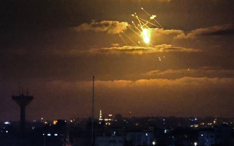 Israel closes crossing to Gazans after rocket attacks