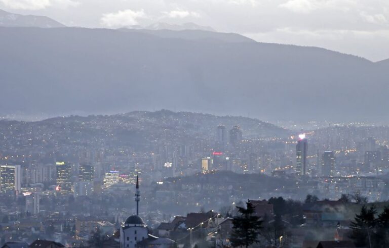 5.7 quake shakes southern Bosnia, felt across Balkans