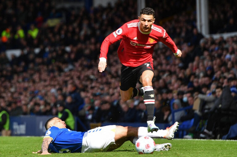 Everton beat misfiring Man Utd to boost survival hopes