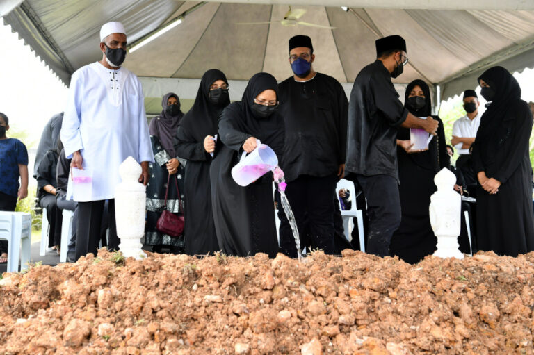 Former chief secretary to the govt Ali Hamsa laid to rest in Putrajaya