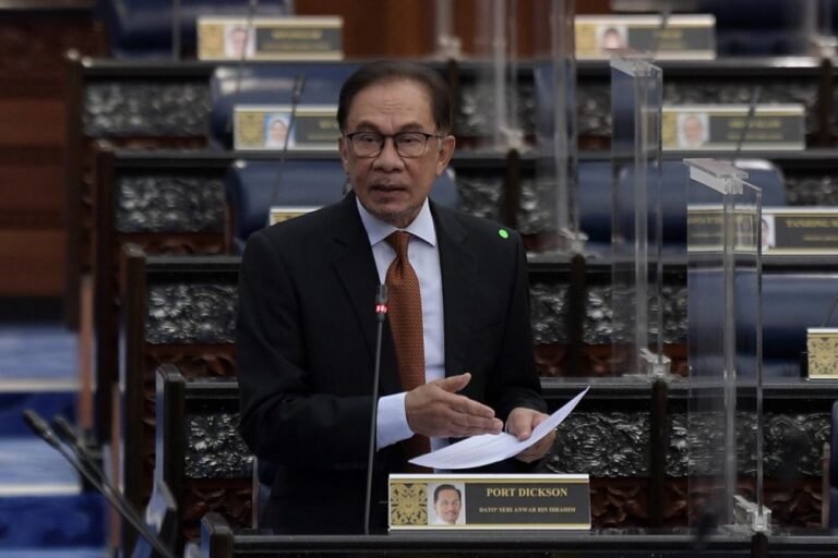 Anwar tells Najib not to ‘flip flop’, wants their debate on Sapura Energy open to all