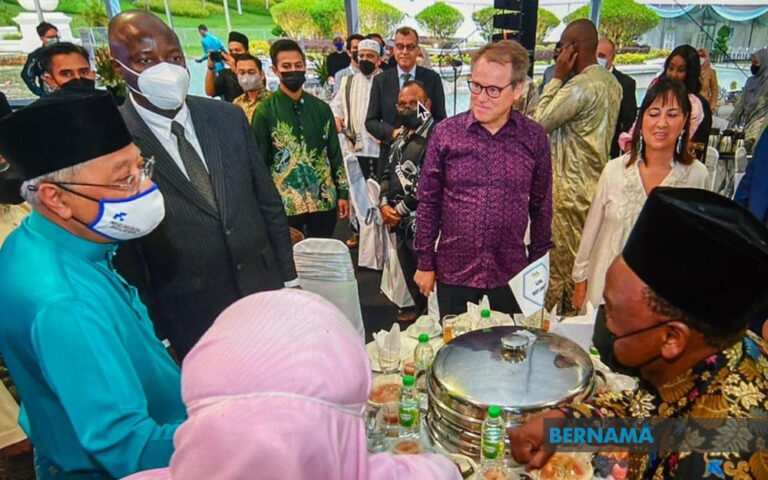 PM breaks fast with cabinet ministers, MBs and foreign dignitaries