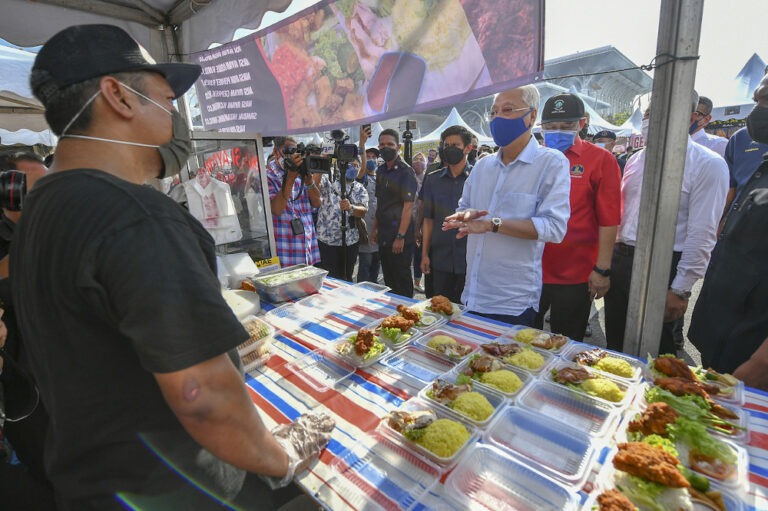 PM visits Ramadan bazaar in Putrajaya, lauds Covid-19 SOP compliance