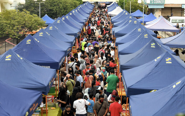 Transition to endemic phase: Ramadan bazaars bustling despite rain in several states