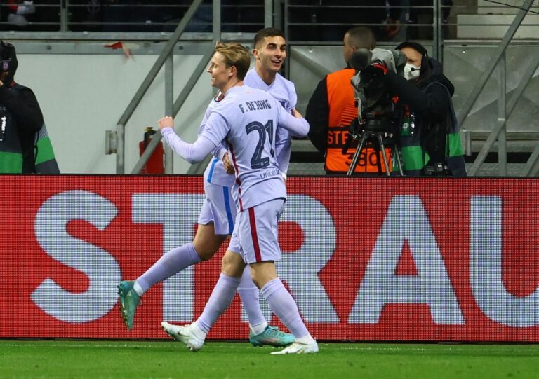 Torres salvages draw for Barca as 10-man West Ham draw