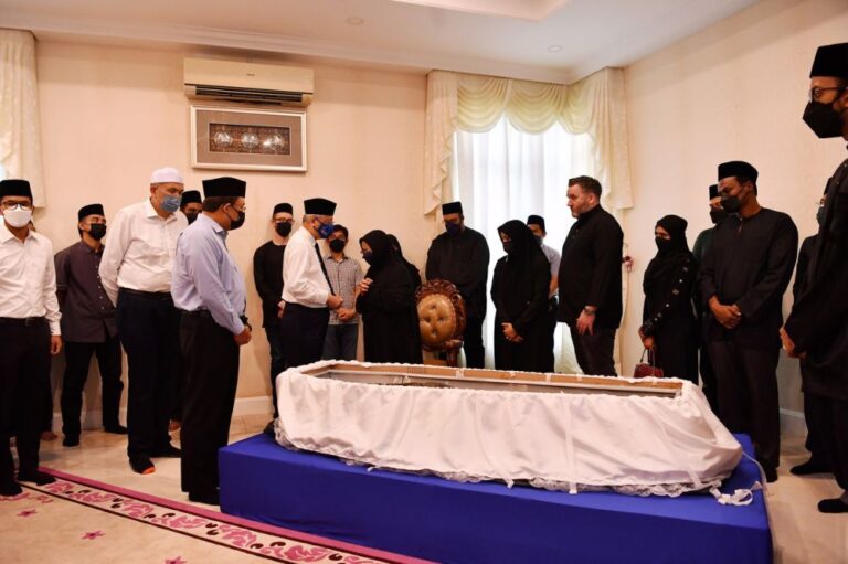 PM Ismail Sabri pays final respects to Ali Hamsa