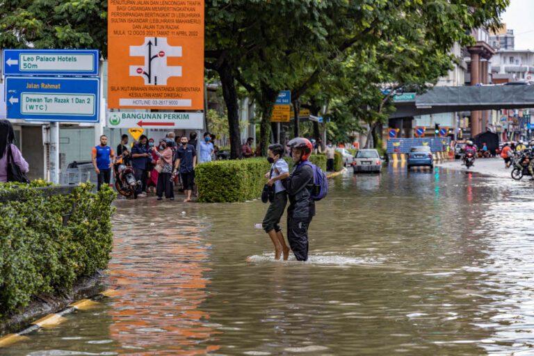 Flash floods hit KL again with several roads impassable to traffic (VIDEO)