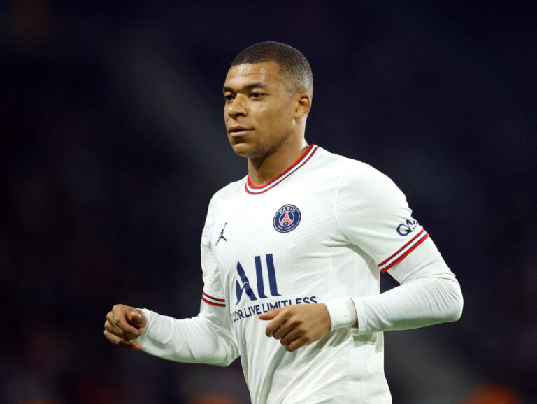 Pochettino hopes to keep Mbappe at PSG but says focus is on title