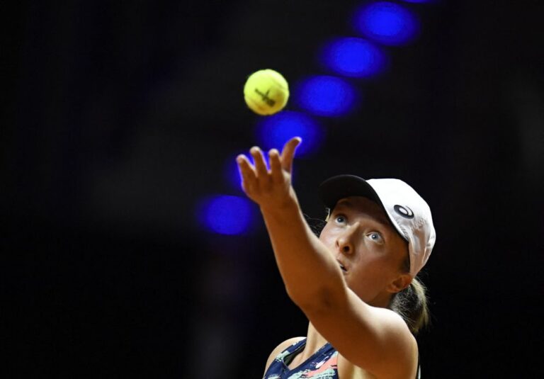 Swiatek brushes past qualifier to open Stuttgart campaign