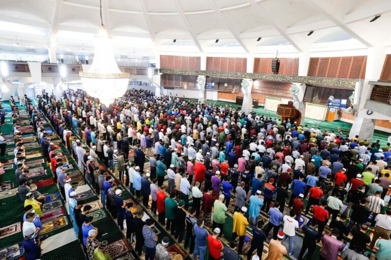 Islamic affairs minister: Muslims advised to adhere to SOP despite relaxations in mosque, surau