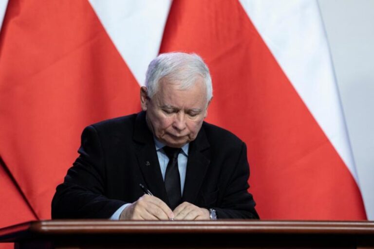 Warsaw accuses Paris, Berlin of being too close to Moscow