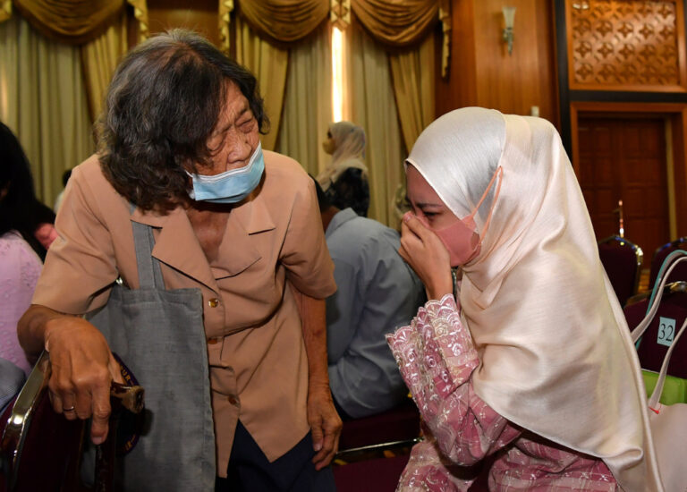Woman abandoned by Indonesian mother receives Malaysian citizenship