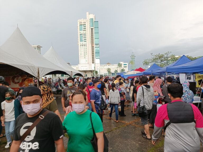 Huge crowds throng Ramadan Bazaar in Sibu despite downpour