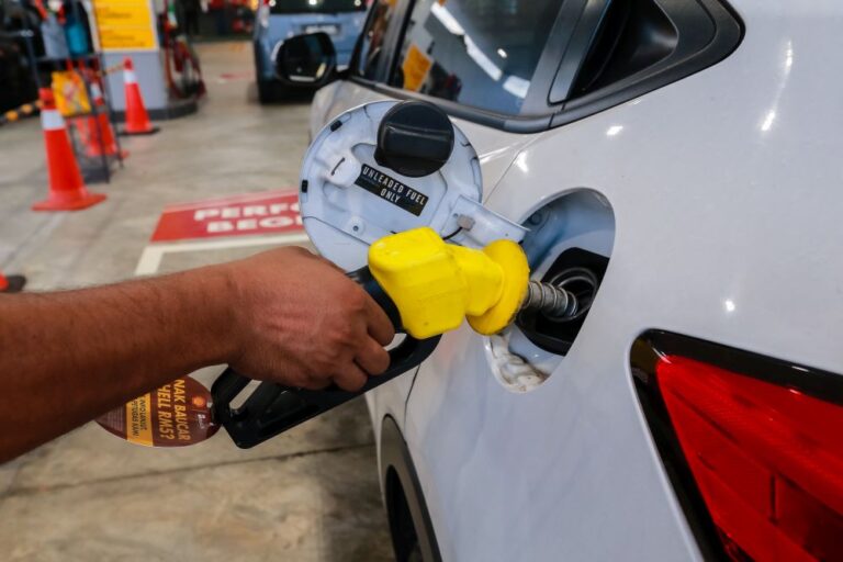 Report: Public urged to report foreigners found refuelling vehicles with RON95 petrol