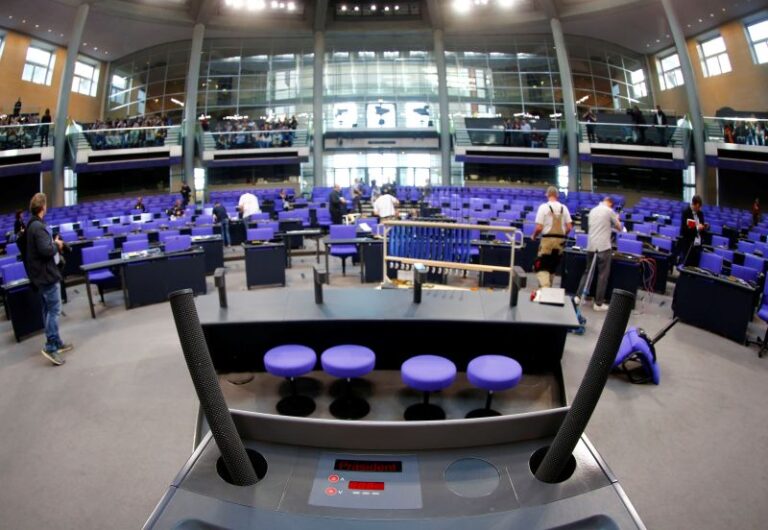 German parliament approves heavy weapons for Ukraine