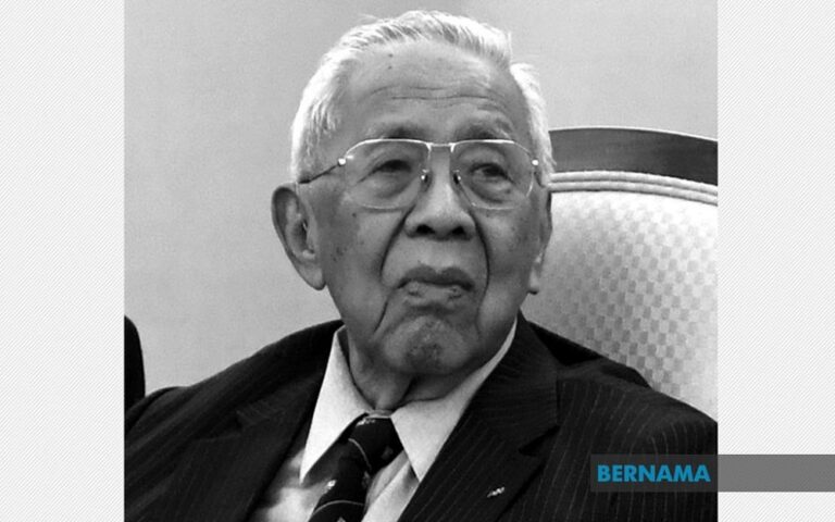 Former defence minister Tengku Ahmad Rithauddeen dies at 94