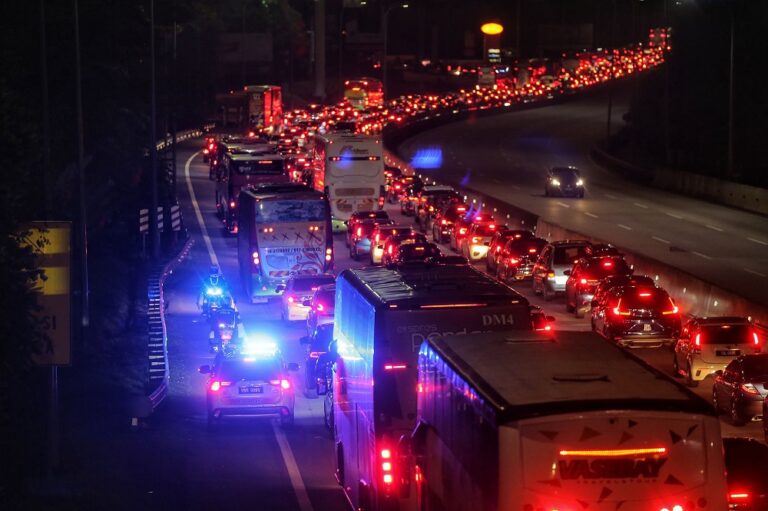 Malaysian Highway Authority reports slow traffic, congestion on major highways, roads