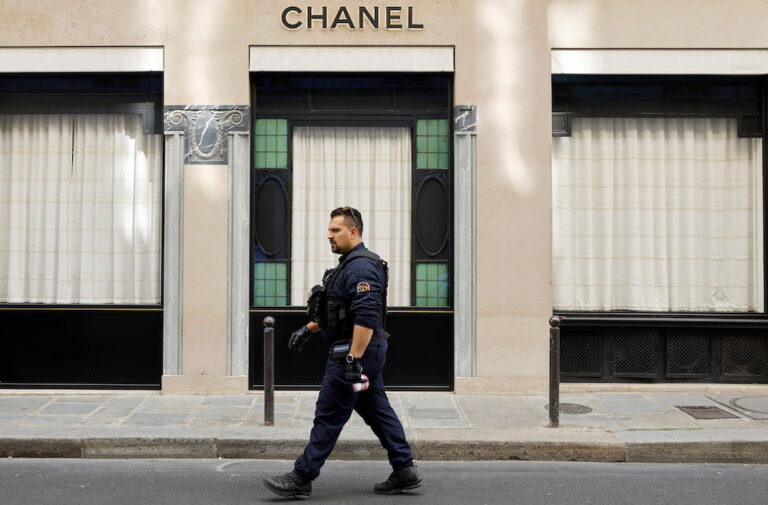 Armed gang robs Chanel boutique in Paris