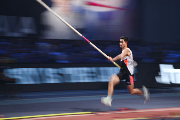 Asian pole vault king Obiena sets SEA Games record