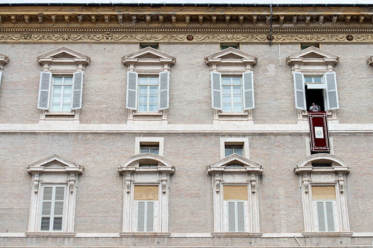 Pope defends media freedom, pays tribute to killed reporters