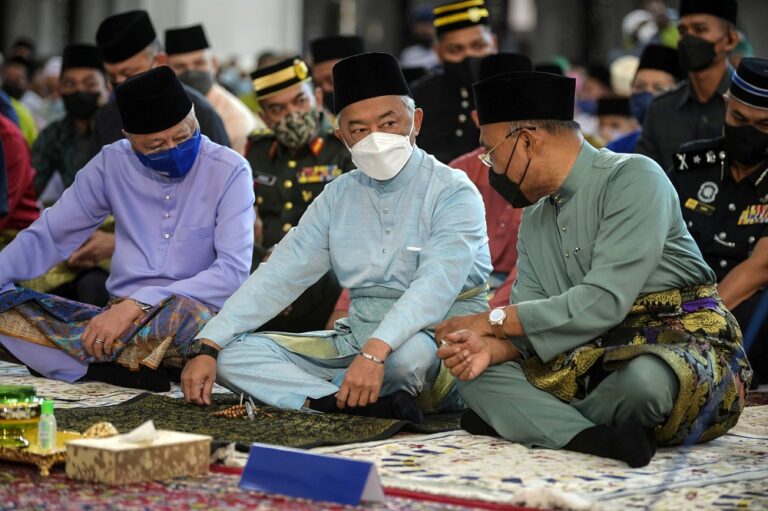 Agong, Raja Permaisuri perform Aidilfitri prayers at Federal Territory Mosque