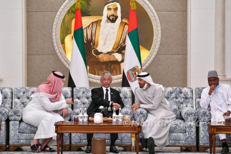 King meets with new UAE president in Abu Dhabi