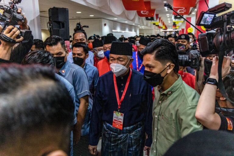 Zahid backs both Najib and Anwar, says Petronas takeover and forensic audit needed to save Sapura Energy
