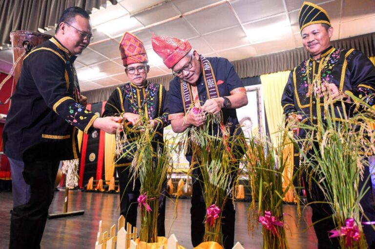 Kaamatan festival a guide to strengthen cooperation within Sabah govt, says Hamzah